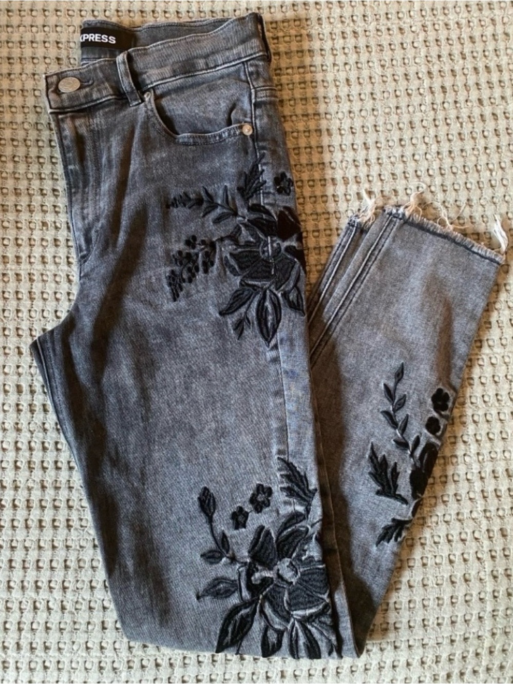 Express High-Rise Gray floral Embroidered Floral Jeans / Jegging